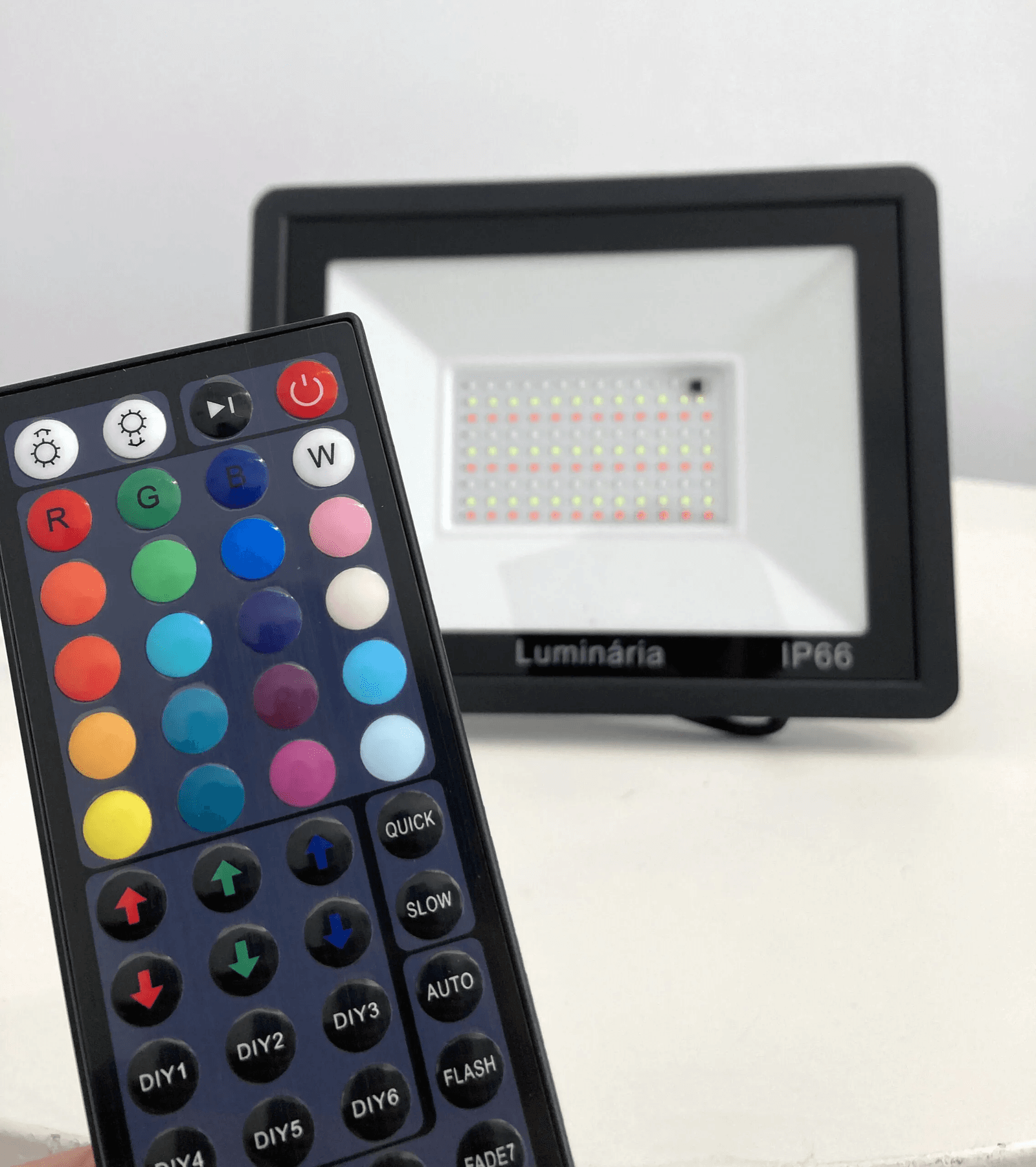 PROJETOR LED RGB+W-7500K SLIM CRI>80 - 100W ( com função de memória)